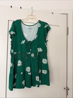 Torrid. Size 2X. Green Floral V-Neck Tie Front Top